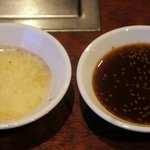 毎日が日曜日 - タレは、「焼肉のタレ」と「レモンダレ」の2種類。