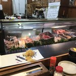 Sushi Izakaya Yataizushi - カウンターと店内   汚い
