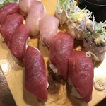 Sushi Izakaya Yataizushi - アラカルト  寿司  手前のマグロは99円