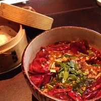 雪梅花 菜根譚 - 担々麺紅麻辣ランチ　1000円
                豚まんじゅう付き