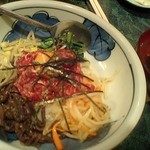 炭火焼工房　宝山 - 料理写真:ユッケビビンバ/880 わかめスープ付