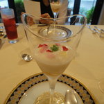 トゥ・ラ・ジョア - 生ウニとカリフラワーのカクテル（６月）