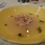 トゥ・ラ・ジョア - ホタテ貝のスープ（絶妙な火入れ、５月）
