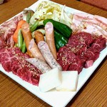 焼肉食堂 リキ太郎 - ロース、カルビ、ハラミ、豚バラ、ウインナー、野菜盛り、お餅