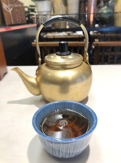Aioimochihonten - やかんで提供されるお茶
