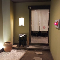 やき鳥 たかはし - 扉を開けると中庭と入口暖簾