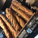 ベーカリー&カフェ 沢村 - フランスパンはどれも細く小さい