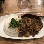 中央駅まえ酒場 笑みや - 牛スジカレー 790円
            黒毛和牛牛スジおでん 380円
            グリーンサラダ付き