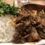 中央駅まえ酒場 笑みや - 牛スジカレー 790円
            黒毛和牛牛スジおでん 380円
            グリーンサラダ付き