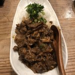 中央駅まえ酒場 笑みや - 牛スジカレー 790円
            黒毛和牛牛スジおでん 380円
            グリーンサラダ付き