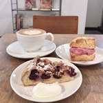 SLOPE - ✿ラズベリークリームチーズスコーンサンド 380円(税込)
      ✿ダークチェリーホワイトチョコアーモンドタルト 420円(税込)
      ✿カフェラテL 420円(税込)