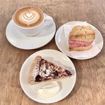 SLOPE - ✿ラズベリークリームチーズスコーンサンド 380円(税込)
      ✿ダークチェリーホワイトチョコアーモンドタルト 420円(税込)
      ✿カフェラテL 420円(税込)