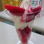 ミニストップ - 練乳いちごパフェ 350円