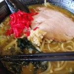 ラーメン 五稜郭家 - ラーメンに刻みショウガと紅ショウガ投入