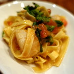 ラ･マンチーナ - ホタテと菜の花とフレッシュトマトのタリアテッレ