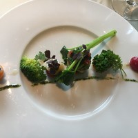 キュイエット - ホタテ貝と甘エビのラビオリ仕立て　オレンジの香り
                スモークの効いたクリームソースと
                フレッシュハーブのブーケを添えて