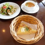 エバーグリーン - 料理写真:サラダとパン