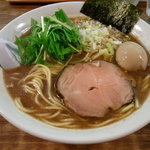 翔丸 - 醤油ラーメン大盛(７５０円)+味付け玉子(１００円)をいただきました。コクの深い旨みがなんともいえない一杯でした。