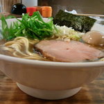 翔丸 - 醤油ラーメン大盛をサイドから見てみましょうか…