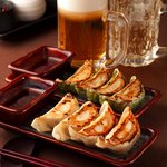 光麺 - ビールのおつまみに最適！肉汁たっぷりジューシー餃子330円！