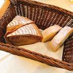 サレルーナ - 栗のパンとローズヒップのパン