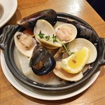 VINSENT - 旬の3種の貝の白ワイン蒸し1200円。