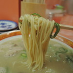 長浜ラーメン  - 麺は中細麺ストレート麺、加水率は中低級。 　キメ細かな肌だが、ややコナコナした舌触り。