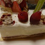 エル プランタン - レアチーズ 右側が少し欠けちゃった