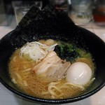 横浜家系ラーメン アメ村家 - 【家系醤油ラーメン + 味玉】￥700 + ￥100