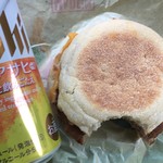 マクドナルド - 隣のコンビニエンスストアでチンカチンカの冷っこいの買って、妻と運転交代。
      
      朝から飲んじゃえーーー♪
      
      ソーセージマフィンとチキンナゲットは美味い。
      
      終日やってよ〜〜〜！
      
      