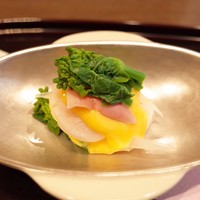 日本料理 子孫 - 帆立貝北寄貝菜の花の黄身酢がけ