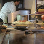 h Teppanyaki Touyou - 奥でじゅうじゅう焼きを作っています