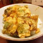 つるやラーメン店 - 手づくり感たっぷり、素朴な天ぷらが乗った、天丼です