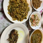 ラベヤ レストラン&スウィーツ - 社長の晩飯:左上干し魚のマスタードオイルペースト、右上テラピアの煮つけ、左下小魚と野菜の含め煮、右下テラピアの唐揚げ、ベンガリホームメイ度全開!