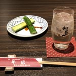 鍋・馬肉料理 牛正 - お通し（2％分）と知多ハイボール（700円）+（8％+2％）