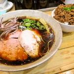 DAIKUMA - 黒中華そば　ピリ辛挽肉ご飯