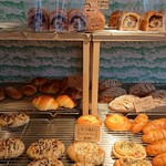 Pacific BAKERY - バゲットや惣菜パンもずらり