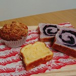 Pacific BAKERY - 左からピーナッツバターマフィン、リリコイレモンケーキ、ブルーベリーブレッド