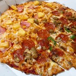 ドミノピザ - 料理写真:ドミノデラックス、トロピカルのハーフ&ハーフ。クラッシックなメニューにハズレはない。