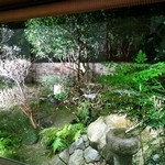 梅の花 - 個室から見える日本庭園　雨の日でも風情を感じさせる。