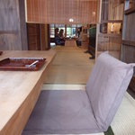 光安 - 私達は入ってすぐの、テーブル