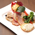 Enjoy the seasonal ingredients prepared by the chef's skill ♪ "Assorted appetizers"