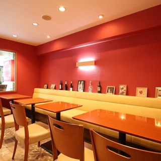 The chic and stylish space is perfect for an adult date ◎ reserved for 20 people or more