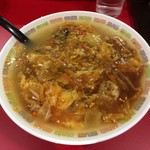 蓬莱 - しおラーメンに中華丼のあんをのせて