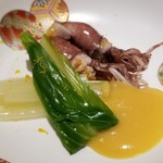 馳走 啐啄一十  - ⑥ホタルイカ(富山県産)とうるい(山形県産)を酢味噌で。
      ホタルイカは極薄味で繊細な旨みを引き出されています。
      うるいも丁寧に噛んでいると柔らかな甘さが拡がります。