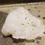 馳走 啐啄一十  - ⑪ 真鯒(まごち)(広島県豊島産・3日寝かせ)
      鮃よりも淡白で繊細ですね。
      火を入れない分、もう少し寝かした方が食べ頃もしれませんね。