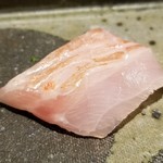 馳走 啐啄一十  - ⑭ 金目鯛(静岡県天竜川沖産・7日熟成)
      金目鯛も冬から春の魚へと変わってますね。
      熟成により旨みを引き出してあり納得の美味しさです。