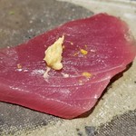 馳走 啐啄一十  - ⑮ もち鰹(静岡県御前崎産・2日寝かせ)
      もち鰹とは春先に取れる鰹で、身に脂肪分が少ないため身に弾力があり、まるでつき立ての餅のような食感から、もち鰹と言われます。