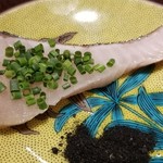 馳走 啐啄一十  - ⑯鰆 (静岡県駿河湾産・10日熟成)の炙り
      寒鰆の脂がのった時期から、春～初夏の産卵シーズンに向けた活動的な鰆になってきました。
      水分の多い身なので水抜の仕事を丁寧に行い、皮を炙ると脂の旨みが増します