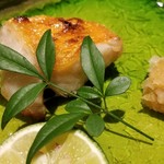 馳走 啐啄一十  - ⑰ 金目鯛 (静岡県天竜川沖産・7日熟成)の炭火焼き
      皮目から芳ばしさが薫り、じっくりと火が通り脂が一段と旨みを増していますが、上品な味わいが金目鯛らしくて美味しいですね♪